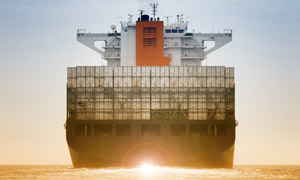 装载集装箱的巨型货轮摄影高清图片