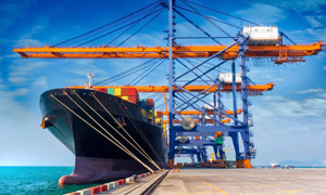 蓝天白云港口物流货轮摄影高清图片